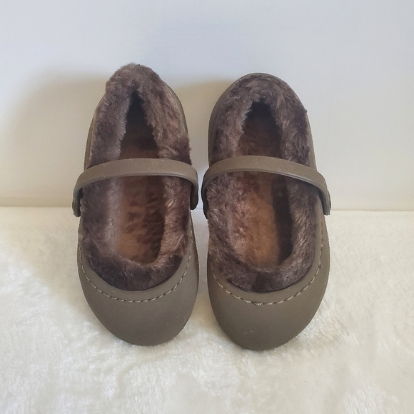 𝅺CROCS Brown Faux Fur Lined Suede Mary Jane Slip On Shoes Child Size 6-7 - Picture 6 of 11